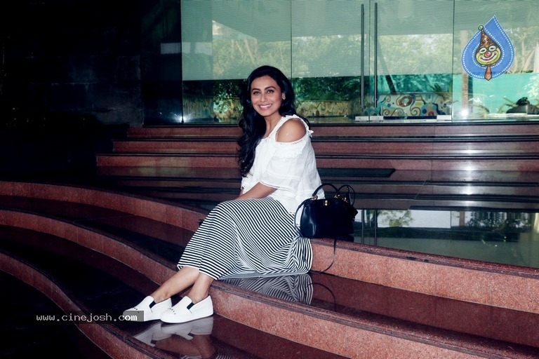Rani Mukerji Spotted At Yash Raj Studio In Andheri - 2 / 8 photos