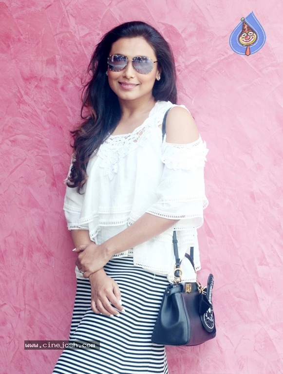 Rani Mukerji Spotted At Yash Raj Studio In Andheri - 7 / 8 photos