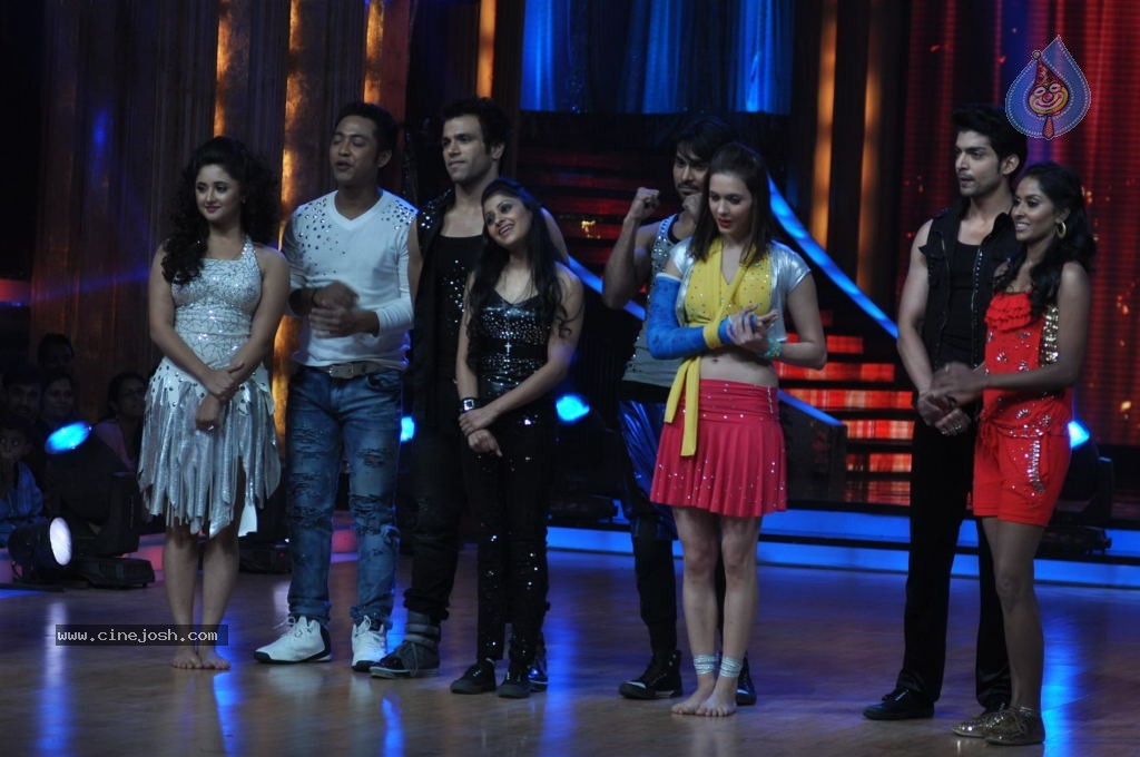 Rani Mukherjee at Jhalak Dikhhla Jaa Sets - 29 / 53 photos