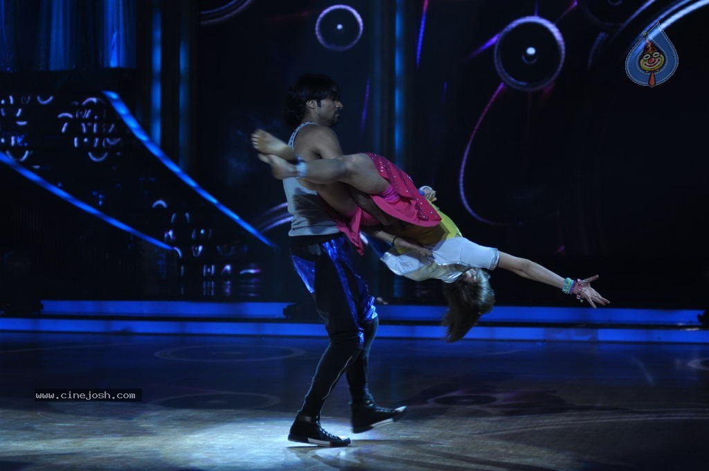 Rani Mukherjee at Jhalak Dikhhla Jaa Sets - 31 / 53 photos