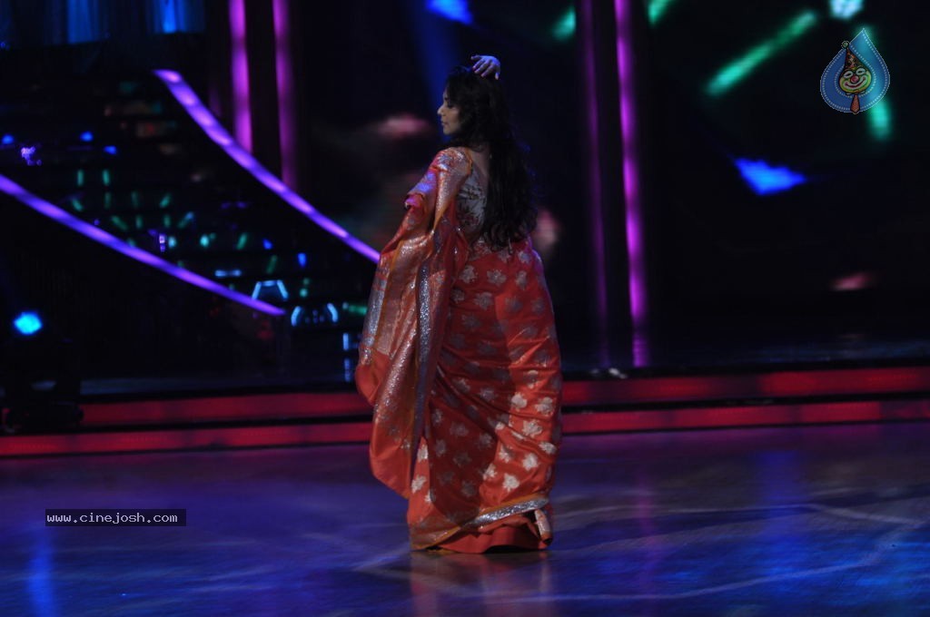 Rani Mukherjee at Jhalak Dikhhla Jaa Sets - 32 / 53 photos
