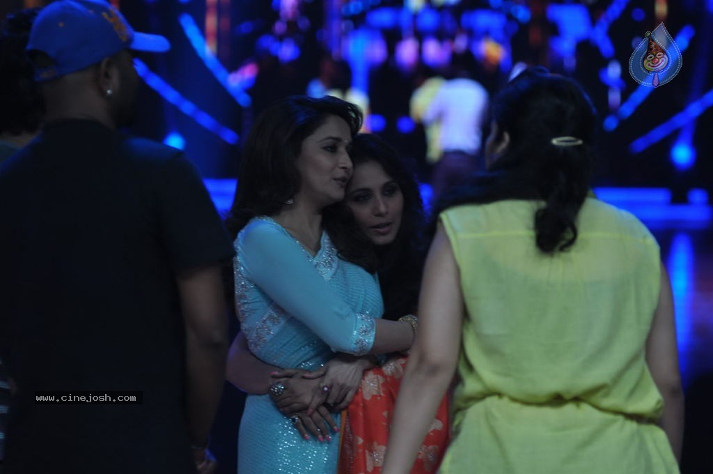 Rani Mukherjee at Jhalak Dikhhla Jaa Sets - 38 / 53 photos