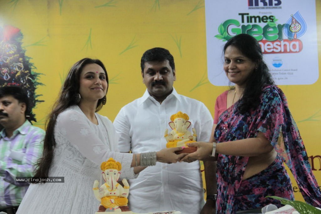 Rani Mukherjee Launches Times Green Ganesha - 6 / 28 photos