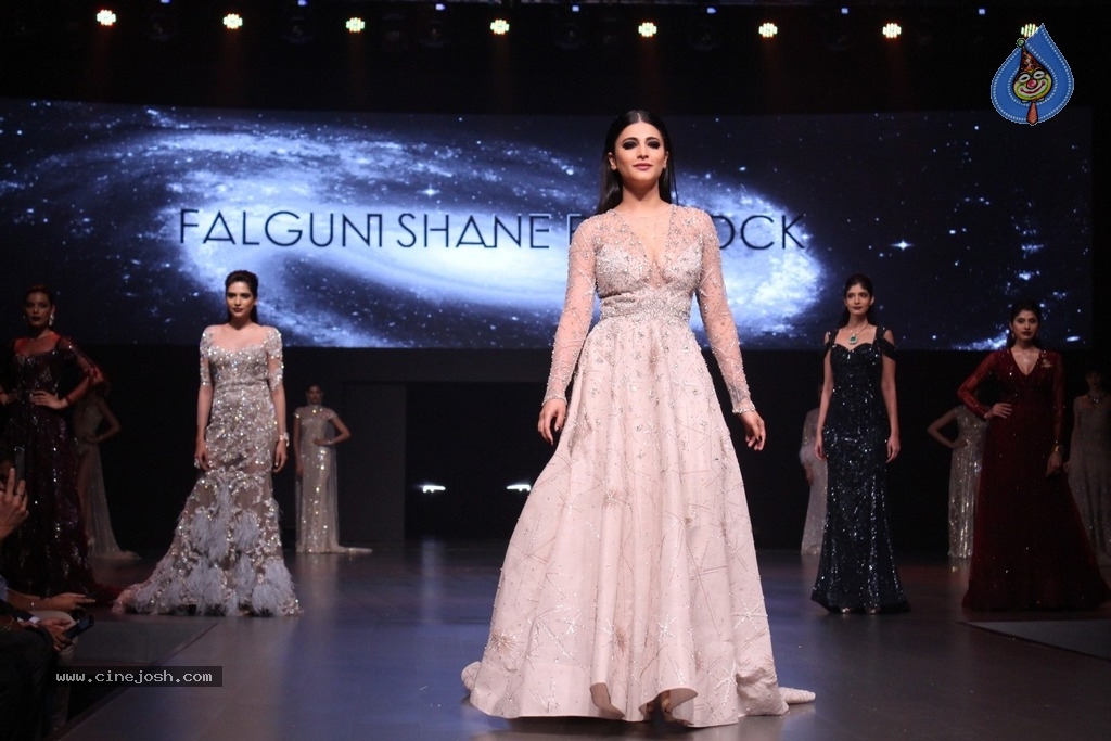 Red Carpet Of Luxury and Fashion As Hello - 28 / 58 photos