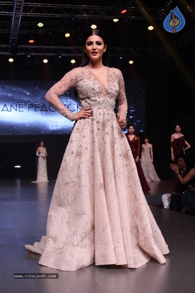 Red Carpet Of Luxury and Fashion As Hello - 29 / 58 photos