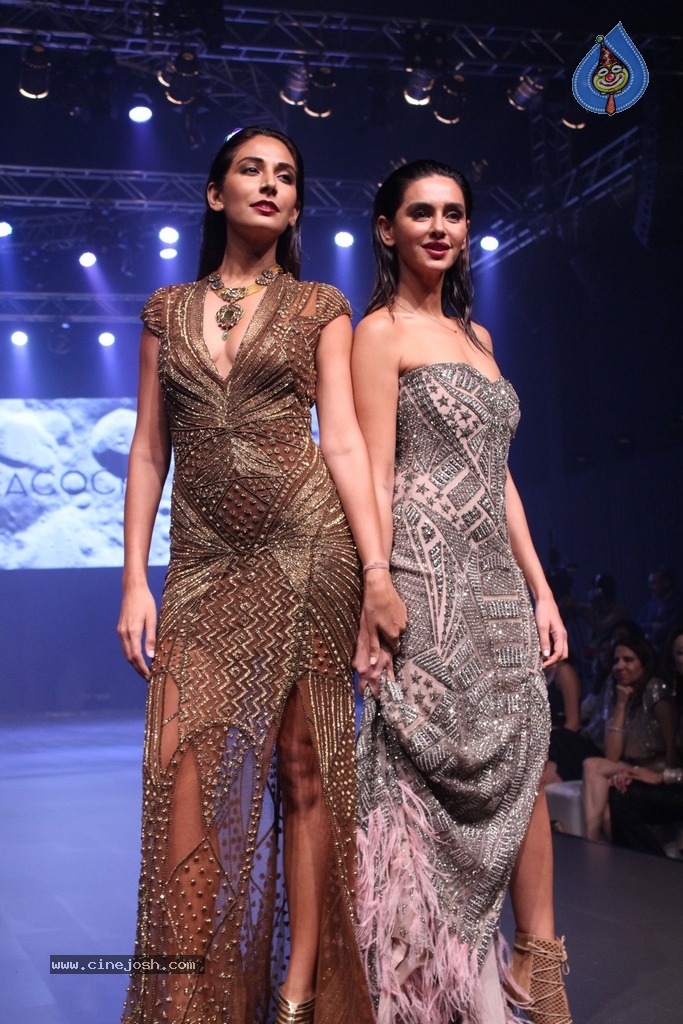 Red Carpet Of Luxury and Fashion As Hello - 54 / 58 photos