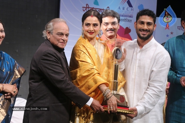 Rekha At Smita Patil Memorial Award - 2 / 12 photos
