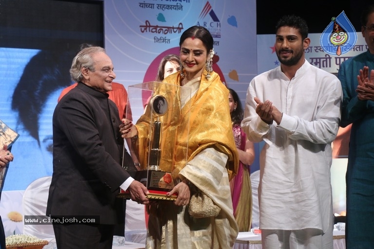 Rekha At Smita Patil Memorial Award - 6 / 12 photos