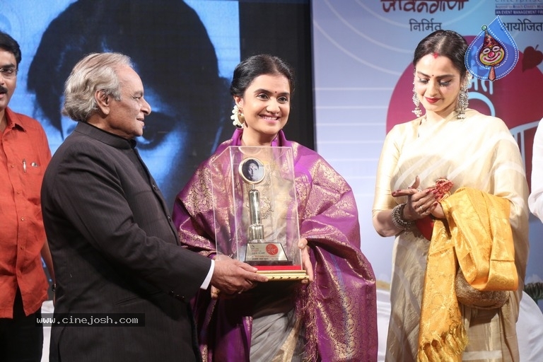 Rekha At Smita Patil Memorial Award - 12 / 12 photos