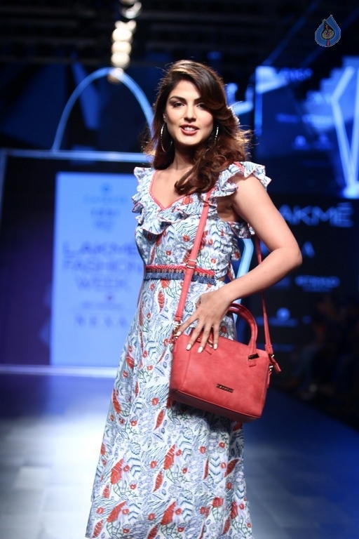 Ria Chakravarthi Walks The Ramp at LFW 2017 - 3 / 17 photos