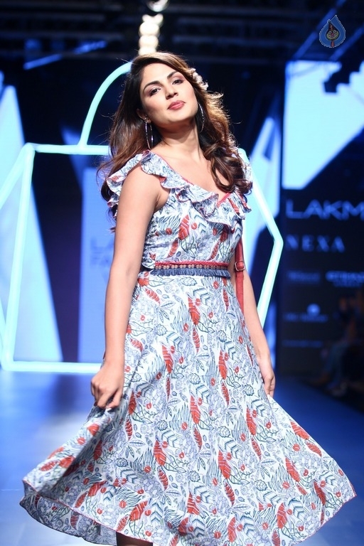 Ria Chakravarthi Walks The Ramp at LFW 2017 - 10 / 17 photos