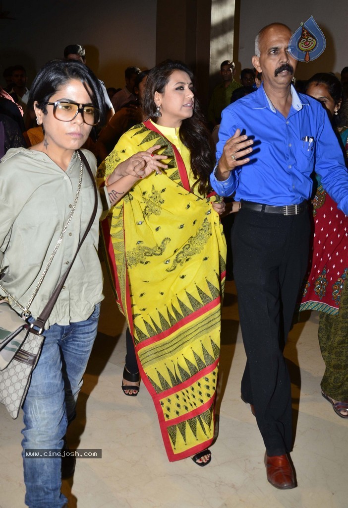 Right to Way for Ambulance Launch - 5 / 99 photos