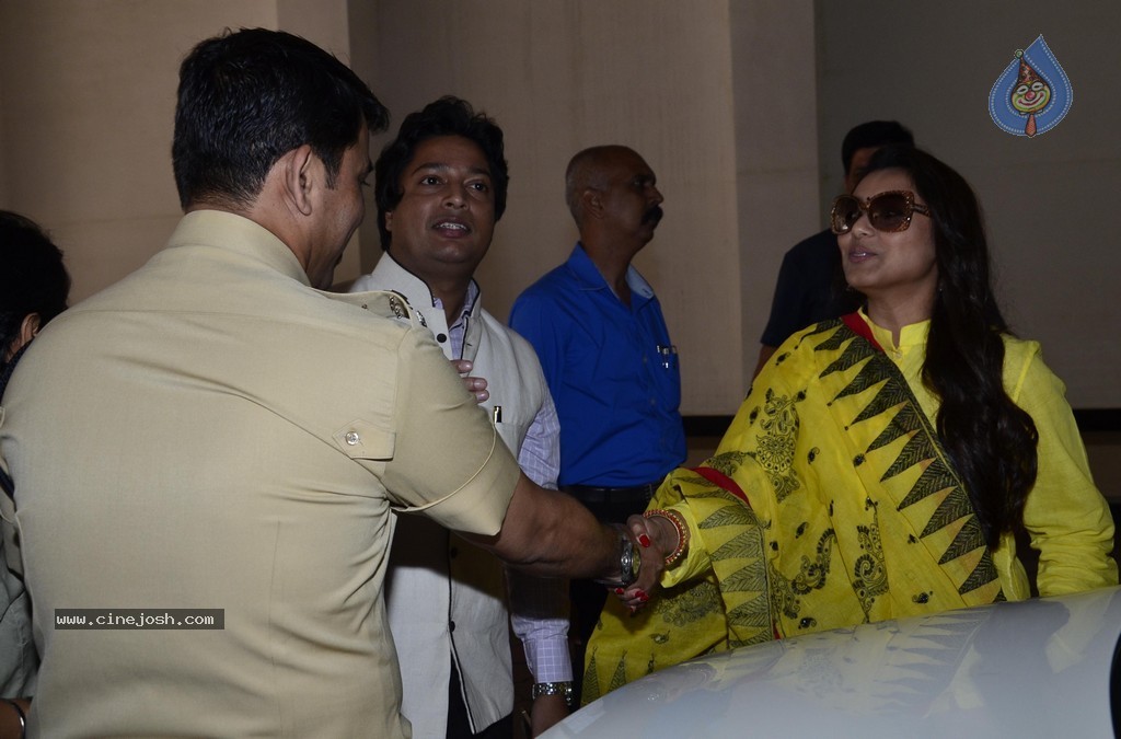 Right to Way for Ambulance Launch - 42 / 99 photos