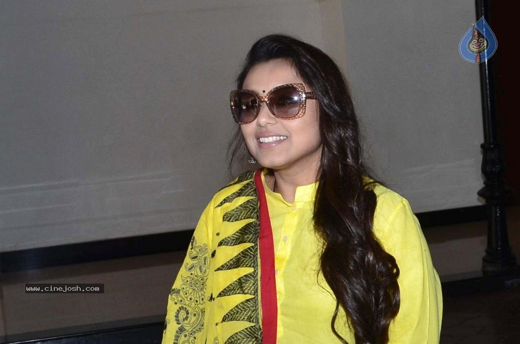 Right to Way for Ambulance Launch - 60 / 99 photos