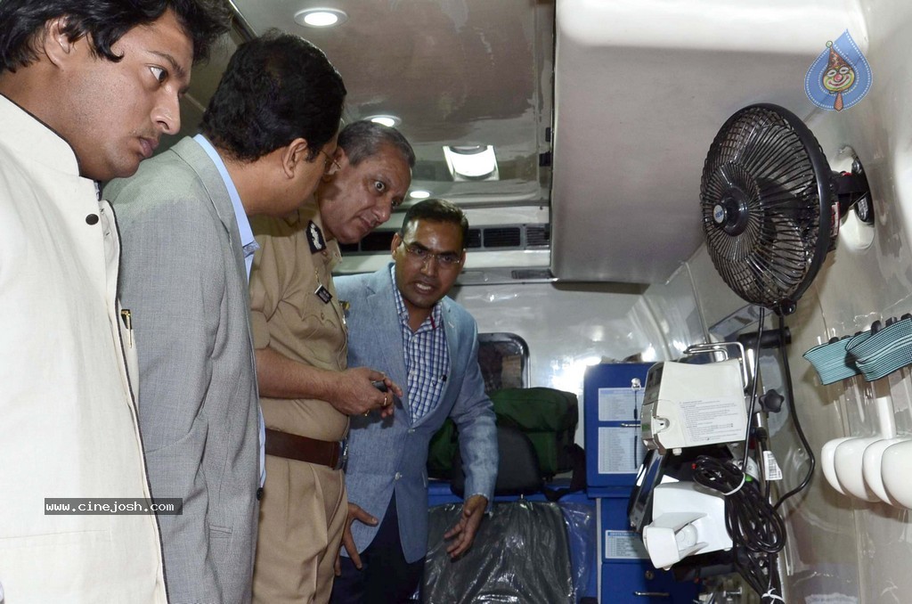 Right to Way for Ambulance Launch - 74 / 99 photos