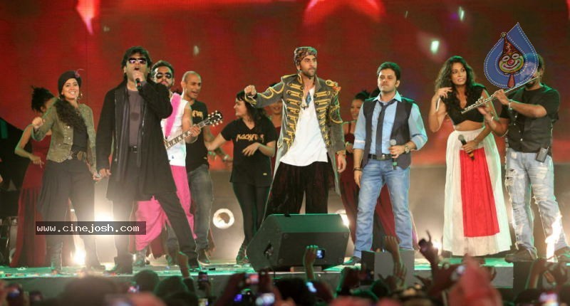 Rockstar Movie Team Performs at Mum Concert - 25 / 57 photos