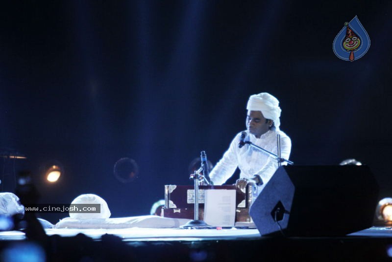 Rockstar Movie Team Performs at Mum Concert - 49 / 57 photos