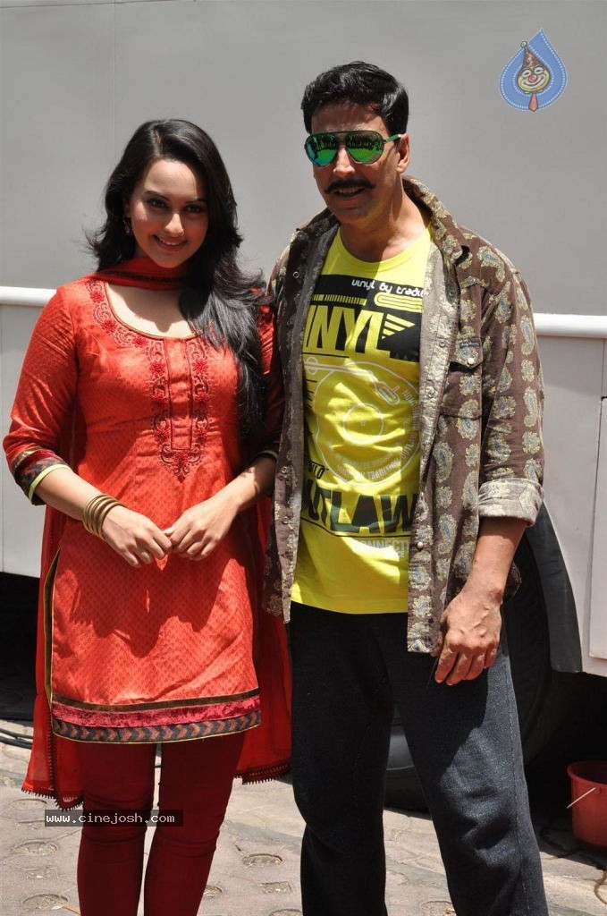 Rowdy Rathore Movie Promotion - 32 / 36 photos