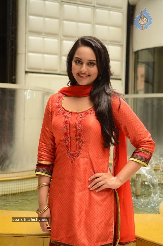 Rowdy Rathore Movie Promotion - 35 / 36 photos