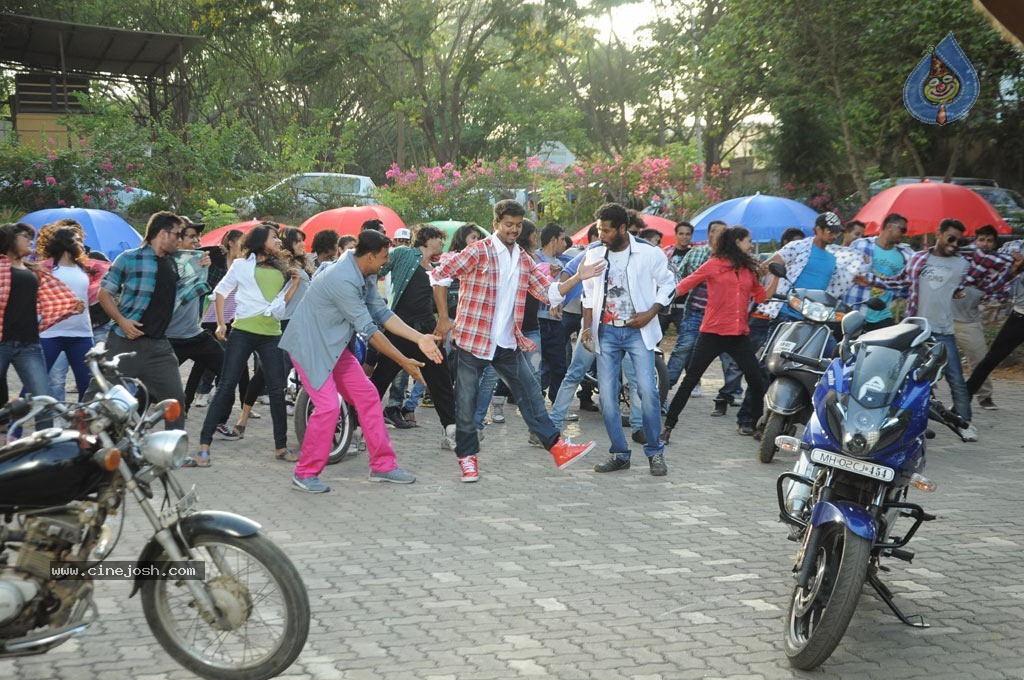 Rowdy Rathore Movie Working Stills - 7 / 14 photos