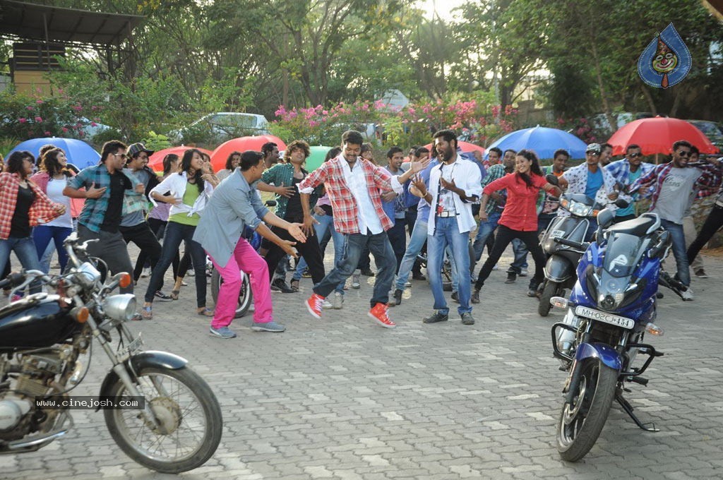 Rowdy Rathore Movie Working Stills - 10 / 14 photos