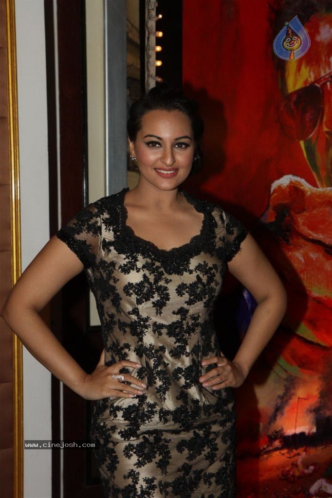 Rowdy Rathore Success Party - 28 / 34 photos