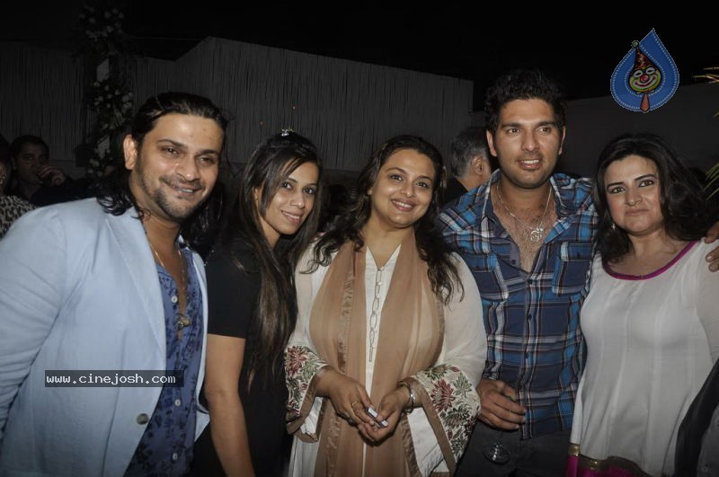Sachin and Yuvraj at Celebrity Lockers Bash - 28 / 72 photos