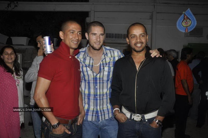 Sachin and Yuvraj at Celebrity Lockers Bash - 38 / 72 photos