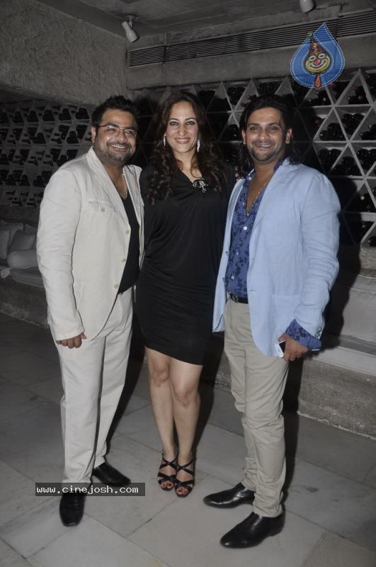 Sachin and Yuvraj at Celebrity Lockers Bash - 59 / 72 photos