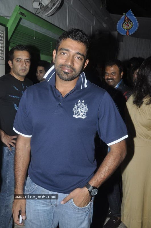 Sachin and Yuvraj at Celebrity Lockers Bash - 60 / 72 photos