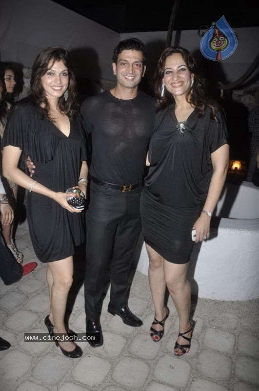 Sachin and Yuvraj at Celebrity Lockers Bash - 71 / 72 photos