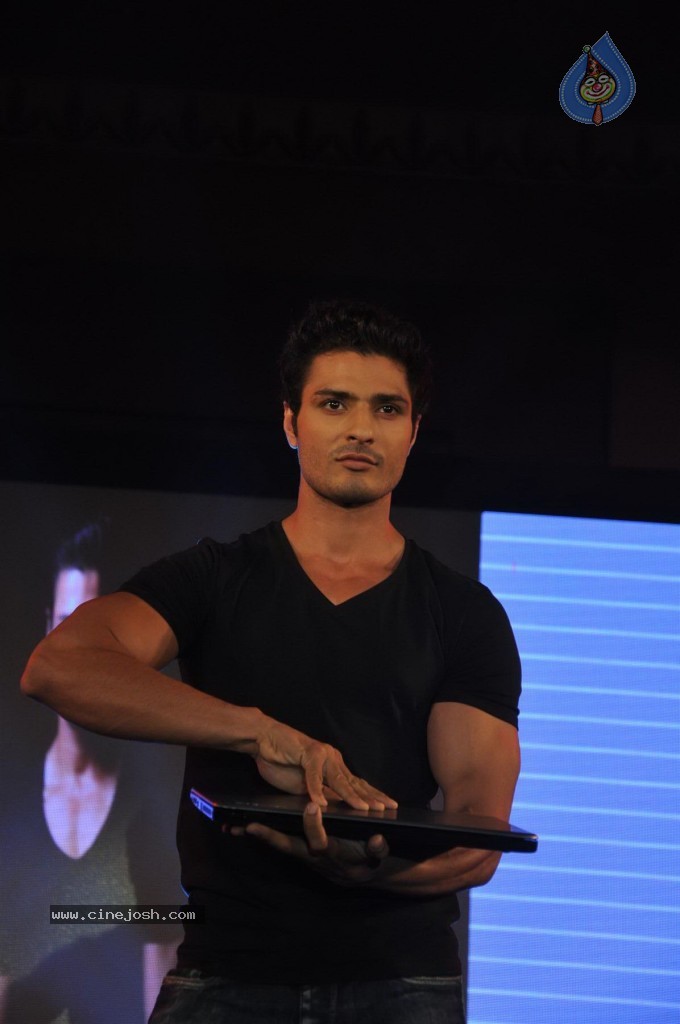 Sachin Launches Toshiba 2013 Range of Laptops - 30 / 38 photos