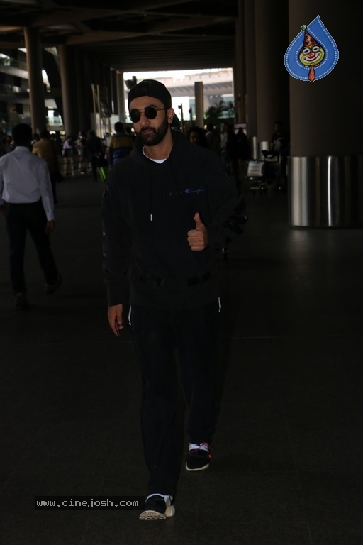 Sachin Tendulkar and Bollywood Celebrities Spotted at Airport - 6 / 60 photos