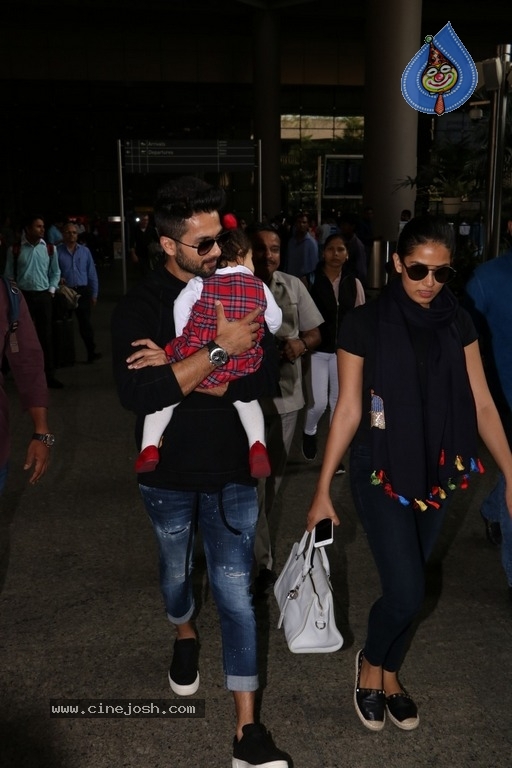 Sachin Tendulkar and Bollywood Celebrities Spotted at Airport - 7 / 60 photos