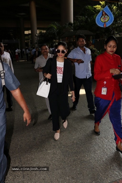 Sachin Tendulkar and Bollywood Celebrities Spotted at Airport - 9 / 60 photos