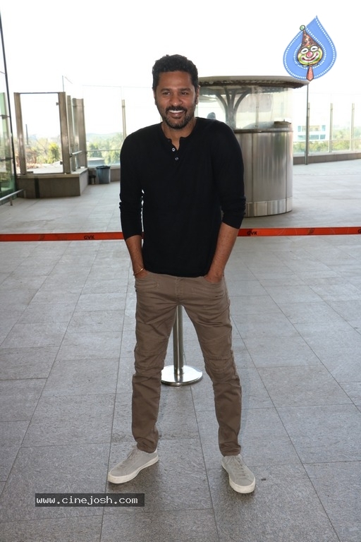 Sachin Tendulkar and Bollywood Celebrities Spotted at Airport - 14 / 60 photos