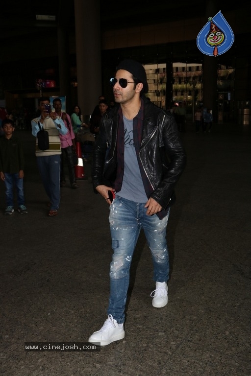 Sachin Tendulkar and Bollywood Celebrities Spotted at Airport - 27 / 60 photos