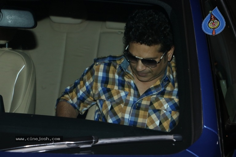 Sachin Tendulkar and Bollywood Celebrities Spotted at Airport - 28 / 60 photos