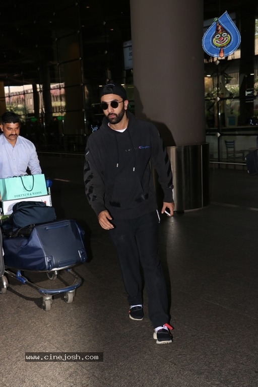 Sachin Tendulkar and Bollywood Celebrities Spotted at Airport - 29 / 60 photos