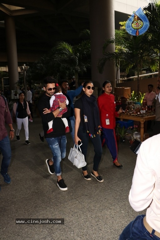 Sachin Tendulkar and Bollywood Celebrities Spotted at Airport - 31 / 60 photos