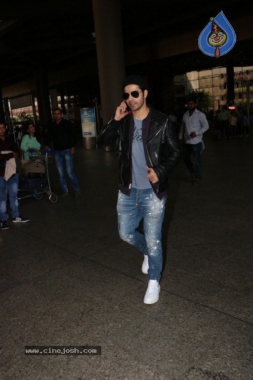 Sachin Tendulkar and Bollywood Celebrities Spotted at Airport - 33 / 60 photos