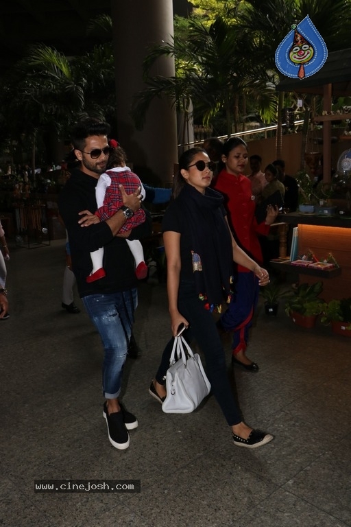 Sachin Tendulkar and Bollywood Celebrities Spotted at Airport - 34 / 60 photos