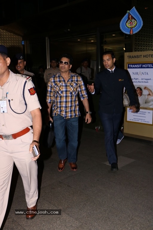 Sachin Tendulkar and Bollywood Celebrities Spotted at Airport - 35 / 60 photos