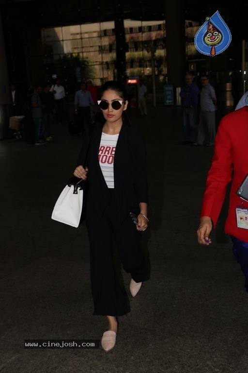 Sachin Tendulkar and Bollywood Celebrities Spotted at Airport - 37 / 60 photos