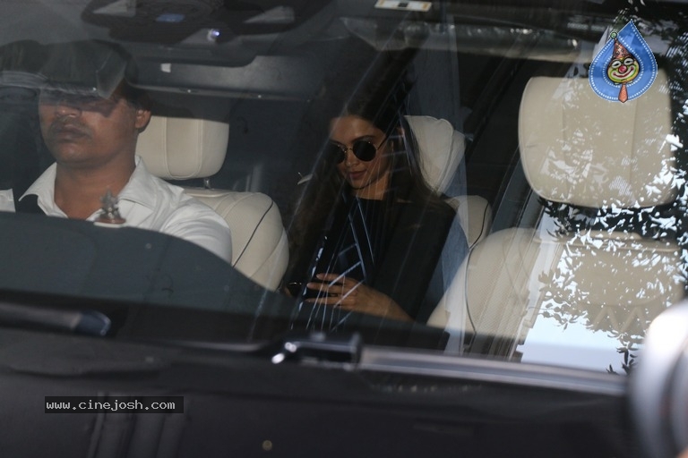 Sachin Tendulkar and Bollywood Celebrities Spotted at Airport - 38 / 60 photos