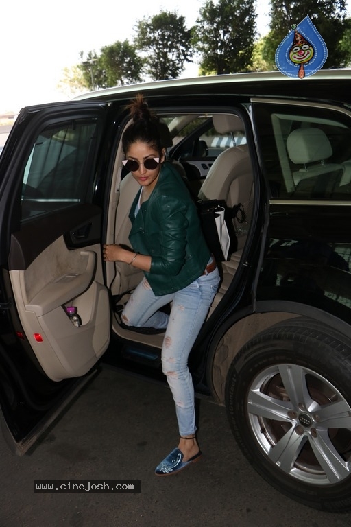 Sachin Tendulkar and Bollywood Celebrities Spotted at Airport - 39 / 60 photos