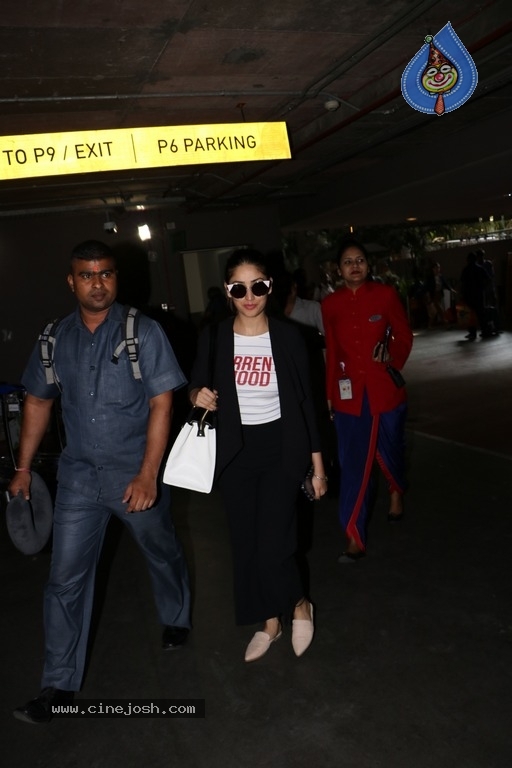 Sachin Tendulkar and Bollywood Celebrities Spotted at Airport - 41 / 60 photos