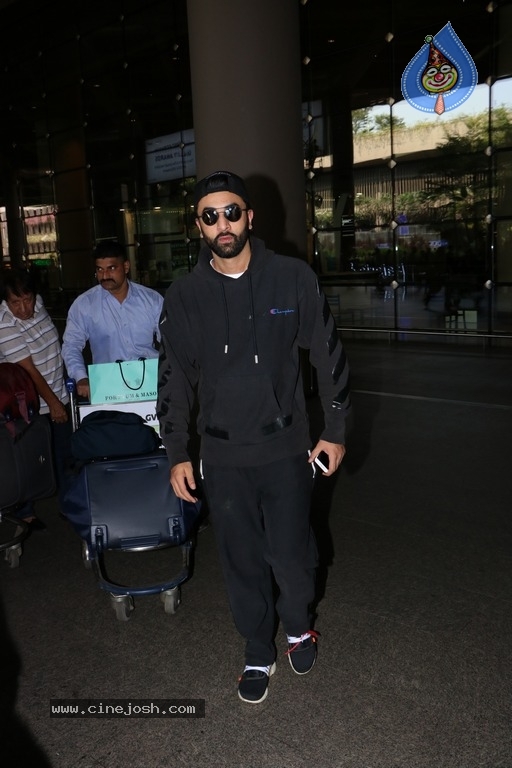 Sachin Tendulkar and Bollywood Celebrities Spotted at Airport - 42 / 60 photos