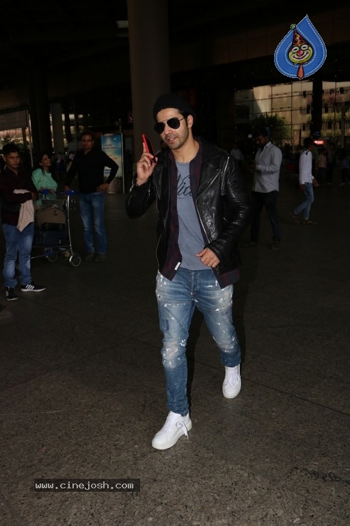 Sachin Tendulkar and Bollywood Celebrities Spotted at Airport - 43 / 60 photos