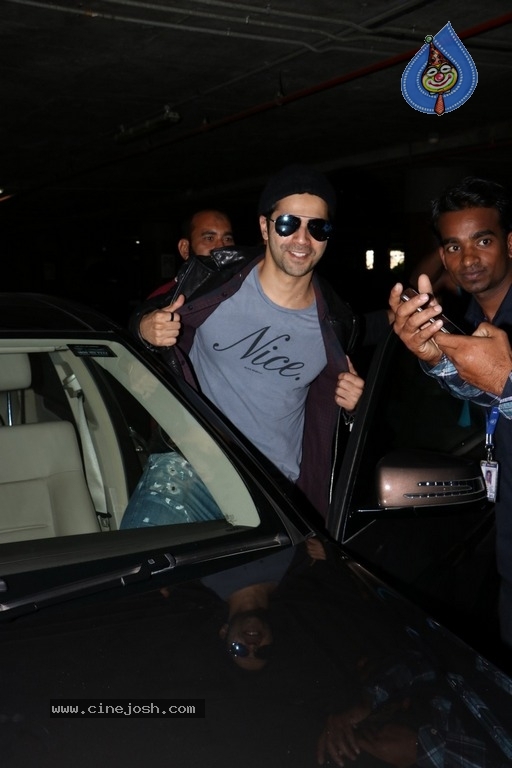 Sachin Tendulkar and Bollywood Celebrities Spotted at Airport - 44 / 60 photos